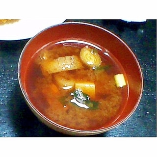 ねぎ・豆腐・油揚げの味噌汁（赤みそ）